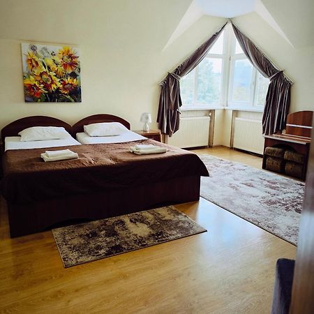 Hotel Delfin Mukacheve Ngoại thất bức ảnh