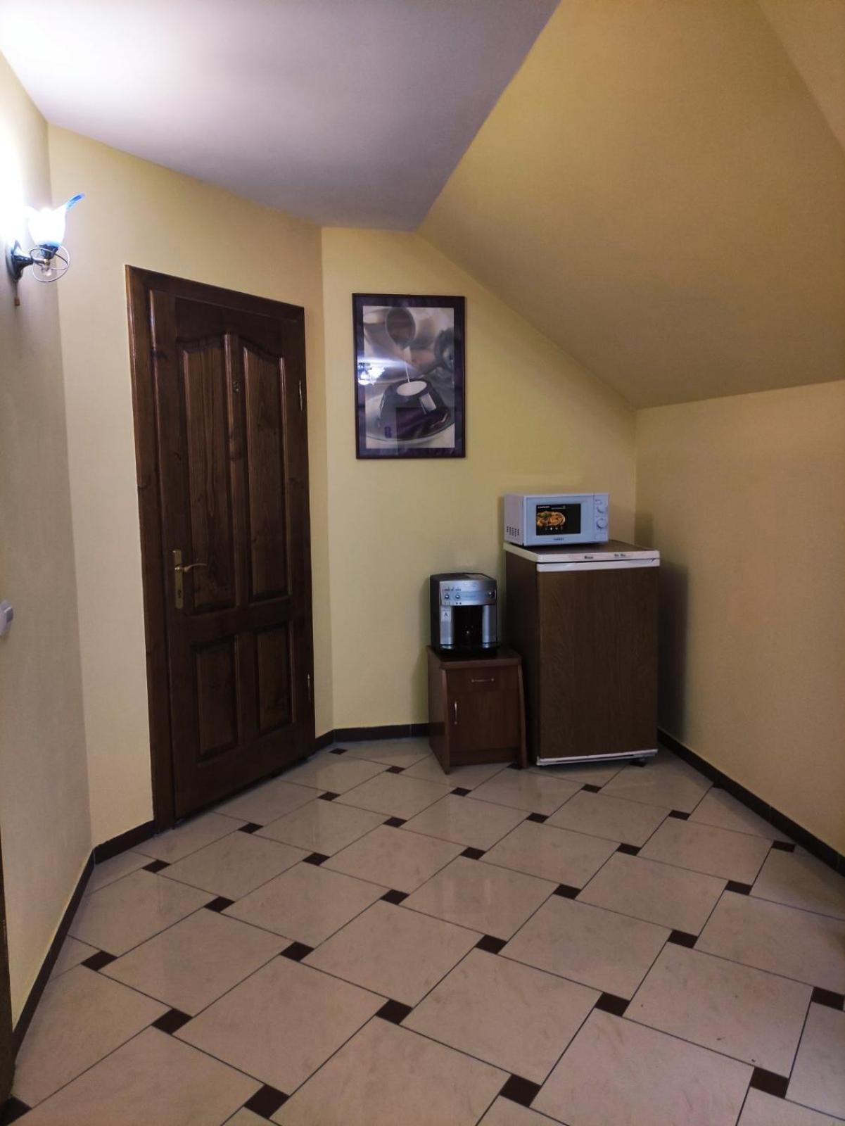 Hotel Delfin Mukacheve Ngoại thất bức ảnh