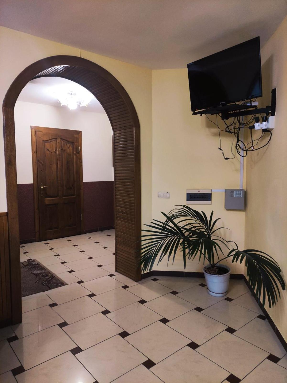 Hotel Delfin Mukacheve Ngoại thất bức ảnh