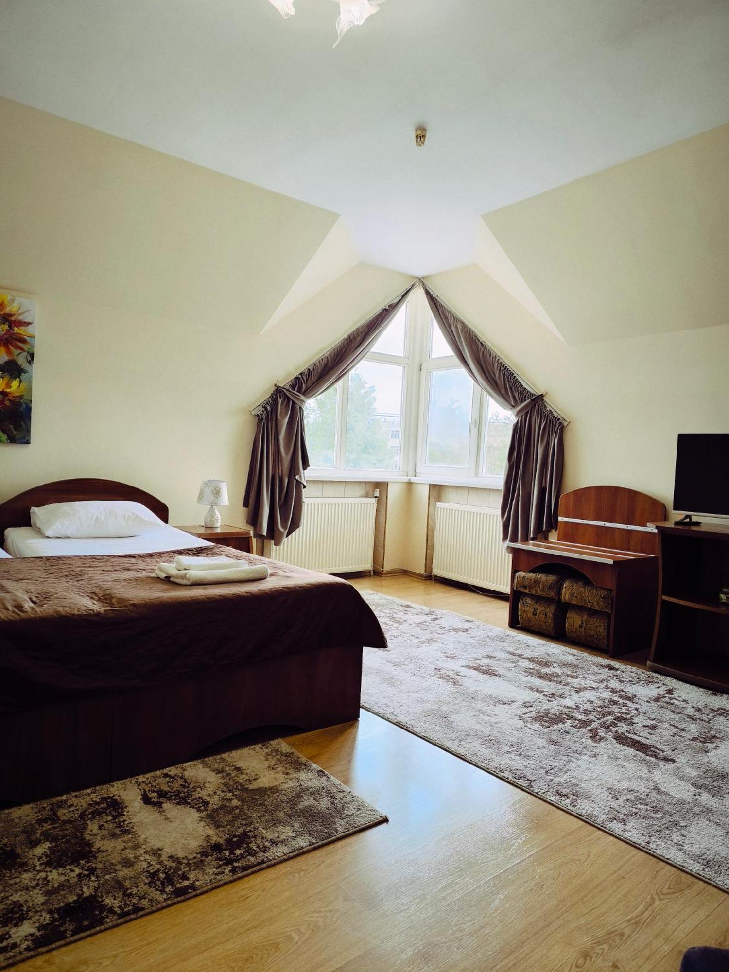 Hotel Delfin Mukacheve Ngoại thất bức ảnh