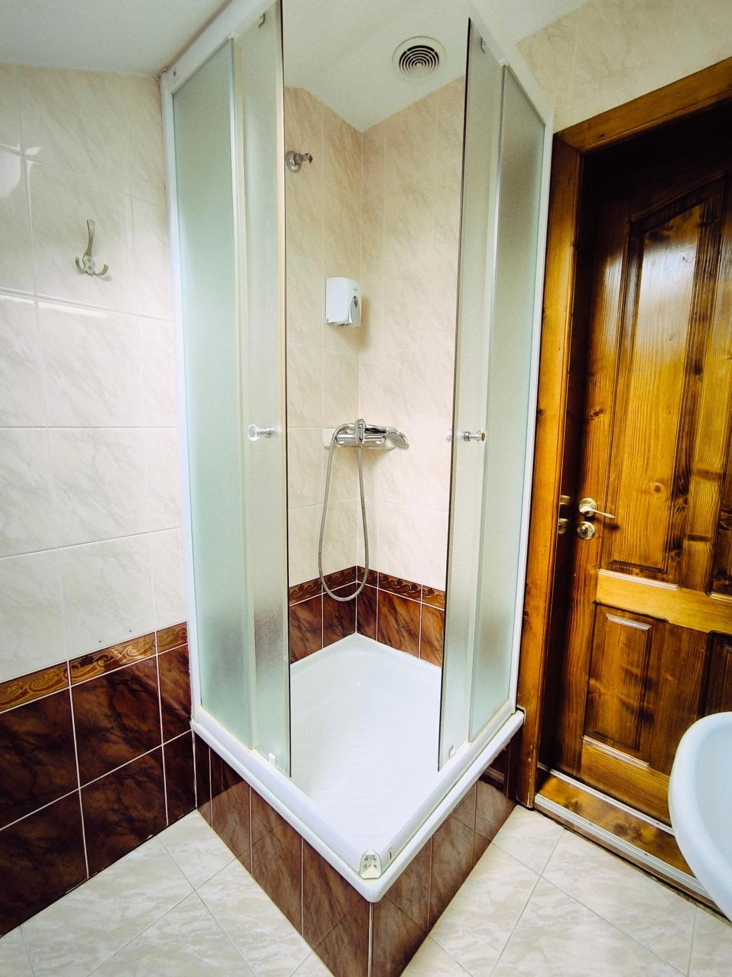 Hotel Delfin Mukacheve Ngoại thất bức ảnh