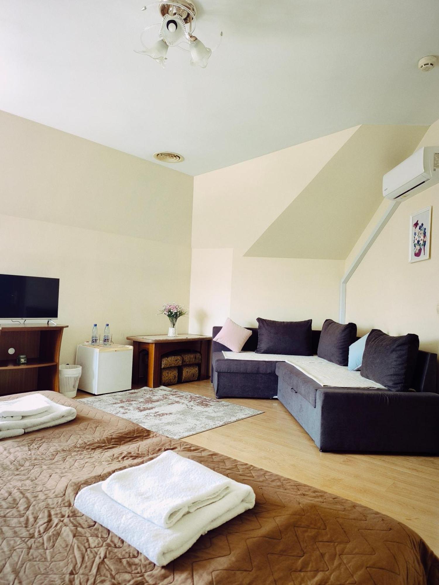 Hotel Delfin Mukacheve Ngoại thất bức ảnh